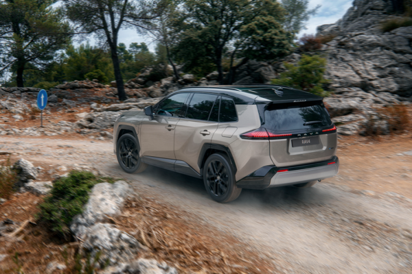 Untitled-3_0000_RAV4_0013_PHEV_26_WEB-600x400